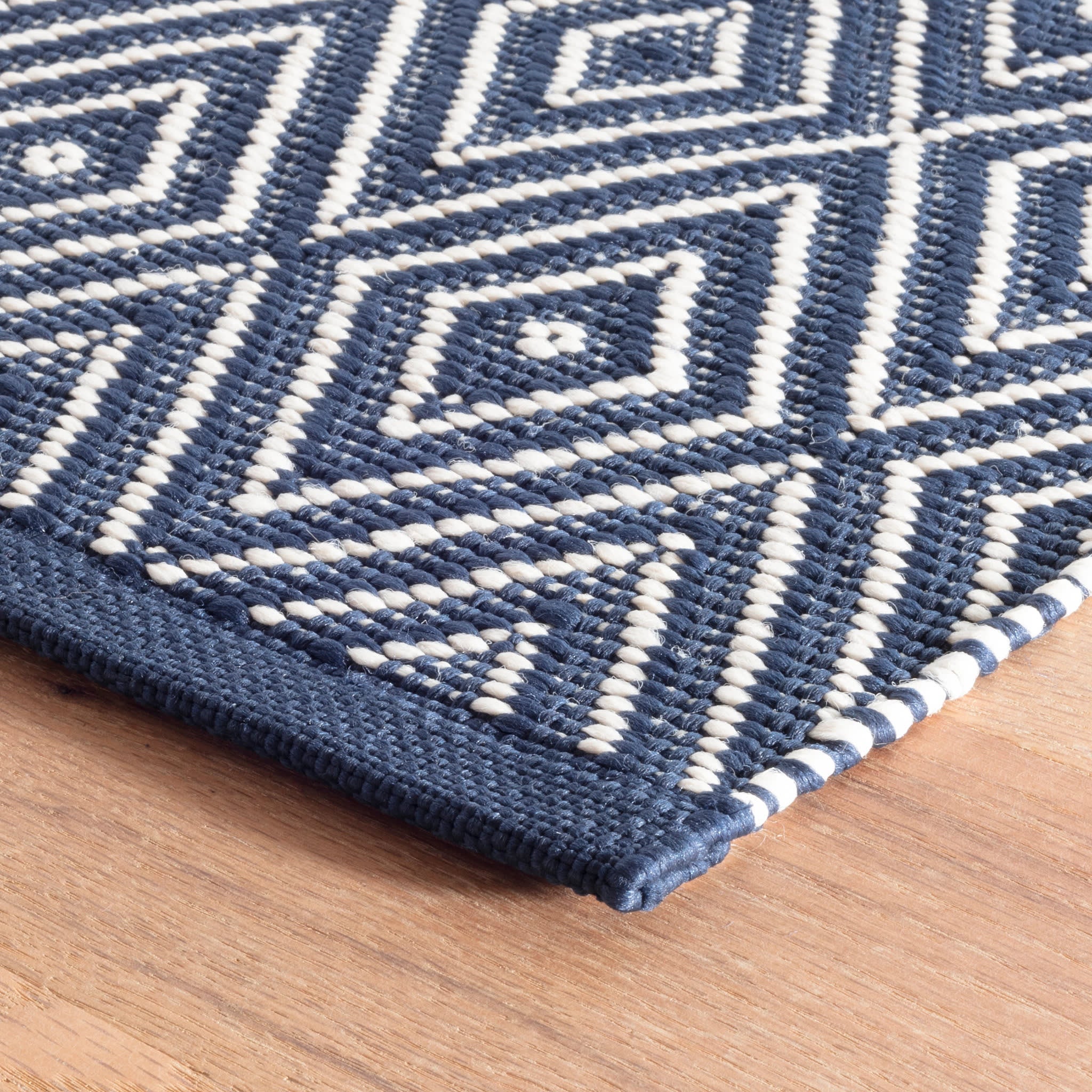 Diamond Handwoven Indoor/Outdoor Rug | Navy/Ivory - Image 3